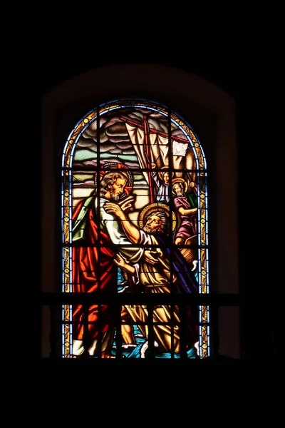 2022年3月8日 西班牙加那利群岛的吉玛 特内里费岛 位于特内里费岛吉玛的圣彼得教堂内的多色玻璃窗 西班牙 — 图库照片