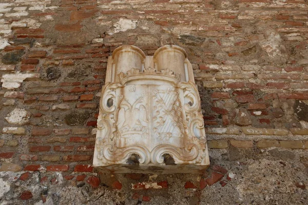 2022年5月8日スペイン マラガ マラガのアルカサバ郊外の紋章 11世紀に建てられたイスラム時代の宮殿の要塞 — ストック写真