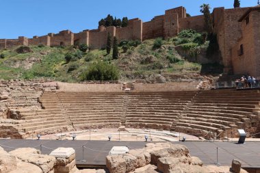 Malaga, İspanya, 8 Mayıs 2022: Roma tiyatrosu Alcazaba 'nın savunma duvarının yanında. İspanya