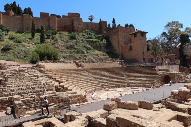Malaga, İspanya, 8 Mayıs 2022: Roma tiyatrosunun taş basamakları Alcazaba 'nın savunma duvarının yanında. İspanya