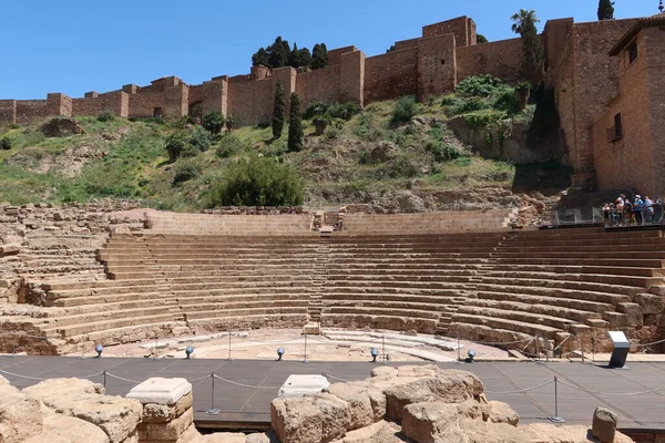 Malaga, İspanya, 8 Mayıs 2022: Roma tiyatrosu Alcazaba 'nın savunma duvarının yanında. İspanya