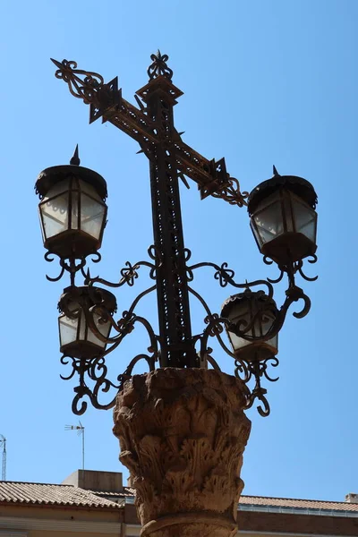 Málaga Espanha Maio 2022 Cruz Ferro Poste Luz Lado Alcazaba — Fotografia de Stock