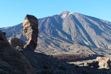 Teide Ulusal Parkı, Santa Cruz de Tenerife, İspanya, 23 Şubat 2022: Arka planda Teide volkanı olan bin peseta banknotunda görünen kaya