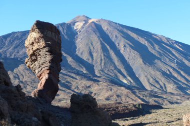 Teide Ulusal Parkı, Santa Cruz de Tenerife, İspanya, 23 Şubat 2022: Arka planda Teide volkanı ile birlikte bin peseta banknotunda görünen dengeli kaya