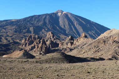 Teide Ulusal Parkı, Santa Cruz de Tenerife, İspanya, 23 Şubat 2022: Arka planda Teide volkanı olan çölsel ay manzarası