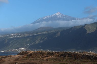 Los Silos, Santa Cruz de Tenerife, İspanya, 28 Şubat 2022: Tenerife adasının kuzey kıyısındaki Los Silos belediyesinden Teide Volkanı 'nın etkileyici manzarası