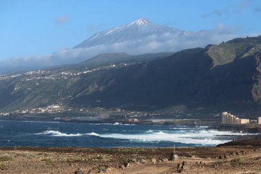 Los Silos, Santa Cruz de Tenerife, İspanya, 28 Şubat 2022: Tenerife adasının kuzey kıyısındaki Los Silos belediyesinden Teide Volkanı manzarası