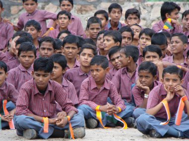 Rajasthan, Hindistan, 15 Ağustos 2011: Bir grup çocuk Hindistan 'ın bağımsızlık günü kutlamalarında bir okulda