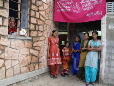 Rajasthan, Hindistan, 15 Ağustos 2011: Hint bağımsızlığının kutlandığı bir okulda renkli elbiseli kızlar