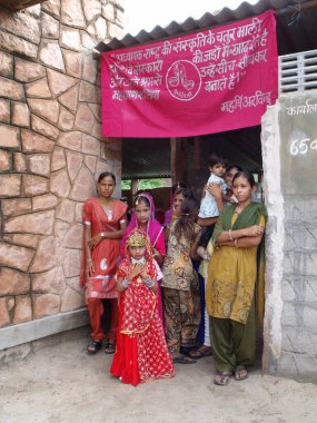 Rajasthan, Hindistan, 15 Ağustos 2011: Hindistan 'ın bağımsızlık günü kutlamalarında bir okulun kapısında renkli kıyafetler giyen insanlar