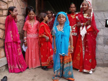 Rajasthan, Hindistan, 15 Ağustos 2011: Hindistan 'ın bağımsızlık gününde renkli kıyafetler giyen bir grup kız öğrenci