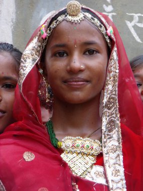 Rajasthan, Hindistan, 15 Ağustos 2011: Hindistan 'ın bağımsızlık gününde renkli kıyafetler giyen bir kız öğrenci