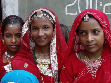 Rajasthan, Hindistan, 15 Ağustos 2011: Hindistan 'ın bağımsızlık gününde renkli kıyafetler giyen üç kız öğrenci