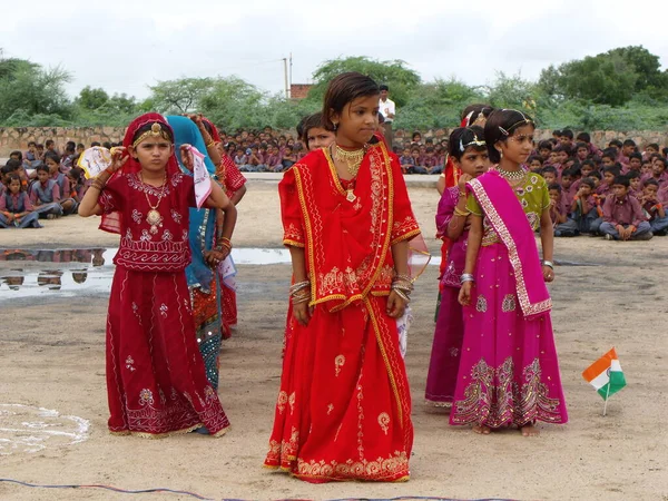 Rajasthan India August 2011 Group Girls Traditional Dress School Celebration — 图库照片