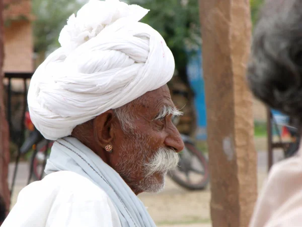 Rajasthan India Augustus 2011 Man Met Witte Tulband Een School — Stockfoto