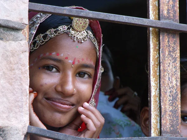 Rajasthan, Hindistan, 15 Ağustos 2011: Hint bağımsızlık günü boyunca okulun penceresinde renkli kıyafetler içinde gülümseyen kadın