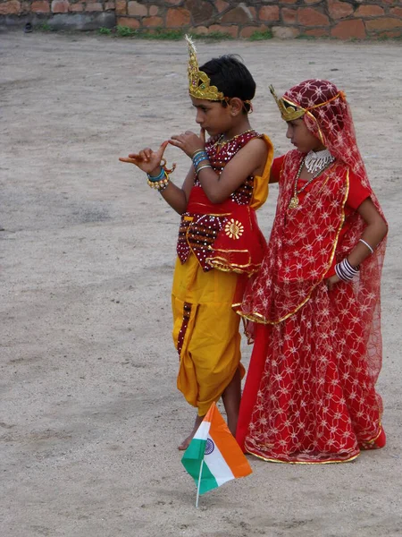 Rajasthan Ινδία Αυγούστου 2011 Αγόρι Και Κορίτσι Ντυμένα Πολύχρωμα Ρούχα — Φωτογραφία Αρχείου