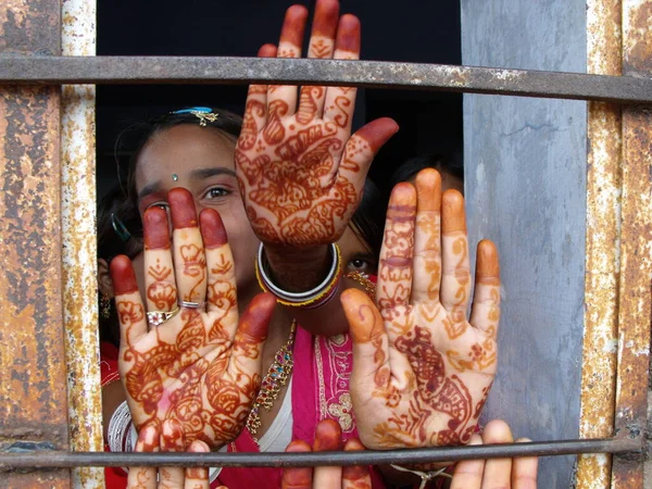 印度拉贾斯坦邦拉贾斯坦邦 2011年8月15日 为庆祝印度独立日 女学生们在学校橱窗里用她们的双手染上了指甲油 — 图库照片
