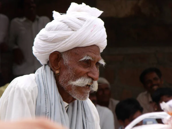 Rajasthan, Hindistan, 15 Ağustos 2011: Hindistan 'ın bağımsızlığını kutlayan yaşlı adam