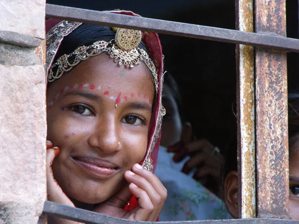 Rajasthan Indien August 2011 Frau Lächelt Bunten Kleidern Einem Schulfenster Stockbild