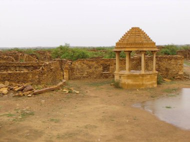 Kuldhara, Jaisalmer, Rajasthan, Hindistan, 13 Ağustos 2011: Jaisalmer, Hindistan yakınlarındaki terk edilmiş Kuldhara köyünde küçük bir sunak