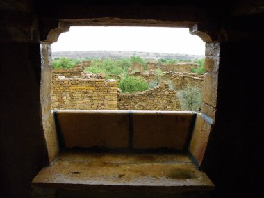 Kuldhara, Jaisalmer, Rajasthan, Hindistan, 13 Ağustos 2011: Jaisalmer, Hindistan yakınlarındaki terk edilmiş Kuldhara köyündeki bir evin penceresi