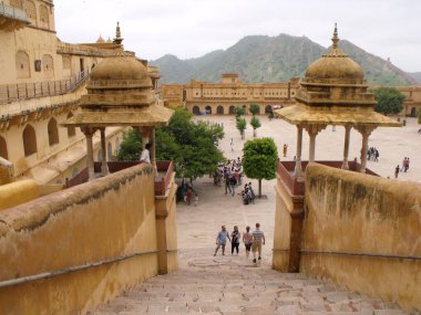 Amber kalesi, Jaipur, Rajasthan, Hindistan, 17 Ağustos 2011: Jaipur, Hindistan 'daki Amber kalesinin ana avlusuna çıkan merdivenler