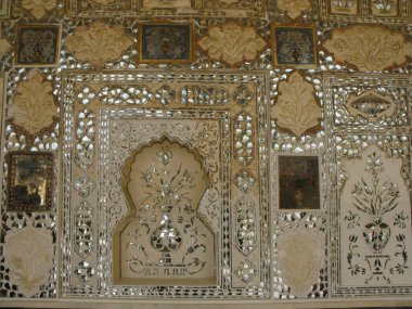 Amber kalesi, Jaipur, Rajasthan, Hindistan, 17 Ağustos 2011: Jaipur, Hindistan 'daki Amber kalesindeki bir odada süslü dekore edilmiş duvarlardan biri