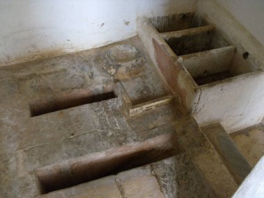 Amber kalesi, Jaipur, Rajasthan, Hindistan, 17 Ağustos 2011: Jaipur, Hindistan 'daki Amber kalesinin en yüksek kesimindeki eski tuvaletler