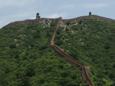 Amber kalesi, Jaipur, Rajasthan, Hindistan, 17 Ağustos 2011: Jaipur, Hindistan 'daki Amber kalesinin savunma duvarları