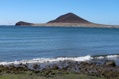 El Medano, Tenerife, İspanya, 8 Mart 2022: El Medano, İspanya 'nın volkanik kumlu plajlarından Kızıl Dağ