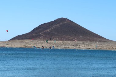 El Medano, Tenerife, İspanya, 8 Mart 2022: Uçurtma ve diğer su sporları hayranları El Medano, Tenerife, İspanya
