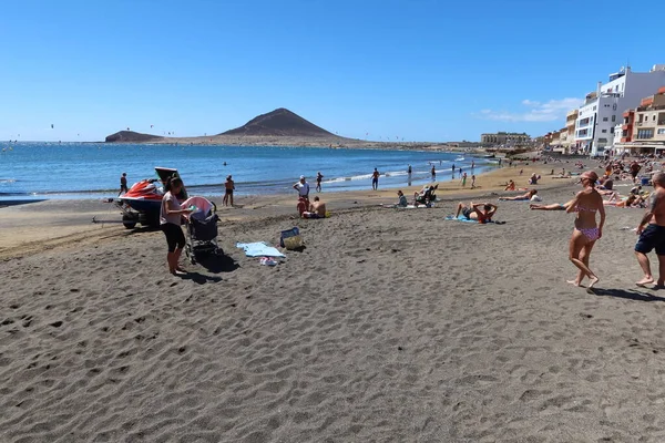 Medano Tenerife Spain March 2022 Tourists Volcanic Sand Beach Medano — Stock Photo, Image