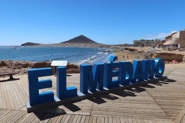 El Medano, Tenerife, İspanya, 8 Mart 2022 volkanik kumsalın yanında El Medano adı verilen mektuplar ve arka planda Kızıl Dağ. Tenerife, İspanya