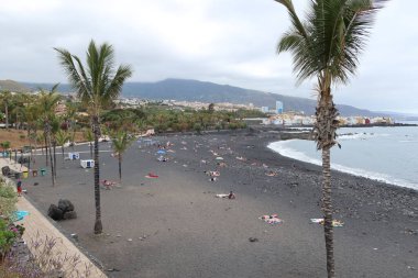 Jardin plajı, Puerto de la Cruz, Tenerife, İspanya, 27 Mayıs 2022: Atlantik Okyanusu 'nda volkanik siyah kum ve güzel bahçelerle çevrili sakin Jardin plajı, Puerto de la Cruz, Tenerife, İspanya