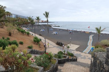 Jardin plajı, Puerto de la Cruz, Tenerife, İspanya, 27 Mayıs 2022: Atlantik Okyanusu üzerinde volkanik siyah kum ve manikürlü bahçeli sakin Jardin plajı, Puerto de la Cruz, Tenerife, İspanya