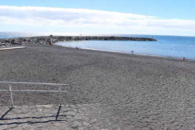 El Cabezo plajı, Guimar, Tenerife, İspanya, 8 Mart 2022: Atlas Okyanusu, Guimar, Tenerife, İspanya 'da siyah volkanik kumlu El Cabezo plajına giriş rampası