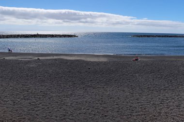 El Cabezo Sahili, Guimar, Tenerife, İspanya, 8 Mart 2022: Atlas Okyanusu 'nda volkanik siyah kumları olan El Cabezo' nun sessiz plajı, Guimar, Tenerife, İspanya