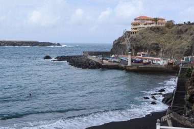 San Marcos plajı, Icod de los Vinos, Tenerife, İspanya, 24 Şubat 2022: Atlas Okyanusu 'nda volkanik kumu olan San Marcos plajı, Icod de los Vinos, İspanya