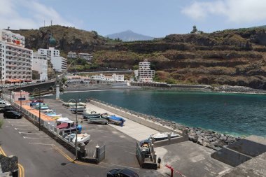 San Marcos plajı, Icod de los Vinos, Tenerife, İspanya, 8 Haziran 2022: Atlas Okyanusu 'nda volkanik kumu olan San Marcos sahili, arka planda Teide volkanı, Icod de los Vinos, Tenerife, İspanya