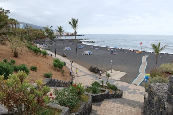 Jardin plajı, Puerto de la Cruz, Tenerife, İspanya, 27 Mayıs 2022: Atlantik Okyanusu üzerinde volkanik siyah kum ve manikürlü bahçeli sakin Jardin plajı, Puerto de la Cruz, Tenerife, İspanya