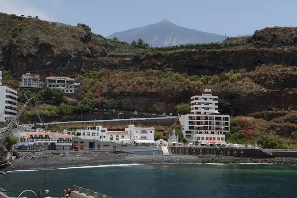 San Marcos plajı, Icod de los Vinos, Tenerife, İspanya, 8 Haziran 2022: Atlas Okyanusu 'nda volkanik kumu olan San Marcos plajı, Teide volkanı, Icod de los Vinos, Tenerife, İspanya