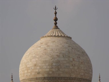 Taj Mahal, Agra, Hindistan, 18 Ağustos 2011: Tac Mahal 'in beyaz mermer kubbesi