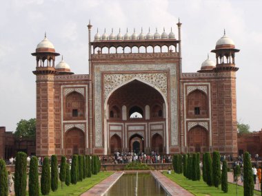 Taj Mahal, Agra, Hindistan, 18 Ağustos 2011: Tac Mahal beyaz mermer mozolenin girişlerinden birinin iç görünümü