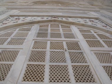 Taj Mahal, Agra, Hindistan, 18 Ağustos 2011: Beyaz mermer mozolenin zengin dekore edilmiş pencerelerinden birinin görüntüsü