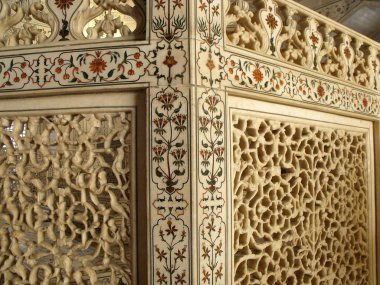 Taj Mahal, Agra, Hindistan, 18 Ağustos 2011: Beyaz mermer Taj Mahal mozolesinin renkli yarı değerli taş kaplamalarıyla iç dekorasyonun muhteşem ayrıntıları