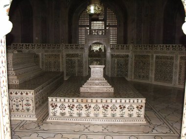 Taj Mahal, Agra, Hindistan, 18 Ağustos 2011: Beyaz mermer Taj Mahal mozolesinin içindeki zengin dekore edilmiş mezarlar