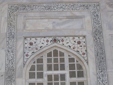 Taj Mahal, Agra, Hindistan, 18 Ağustos 2011: Taj Mahal beyaz mermer mozolesinin giriş kapılarından birinin üst görüntüsü