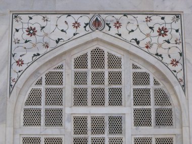 Taj Mahal, Agra, Hindistan, 18 Ağustos 2011: Tac Mahal beyaz mermer mozolesinin zengin dekore edilmiş giriş kapılarından birinin üst manzarası