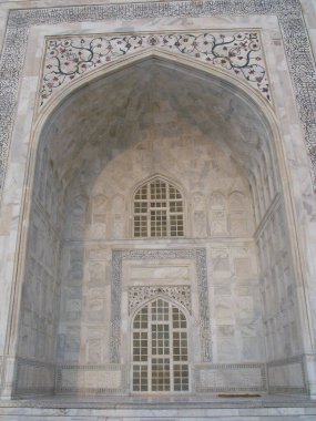 Taj Mahal, Agra, Hindistan, 18 Ağustos 2011: Beyaz mermer mozolenin zengin dekore edilmiş kapı ve pencerelerinden biri Taj Mahal